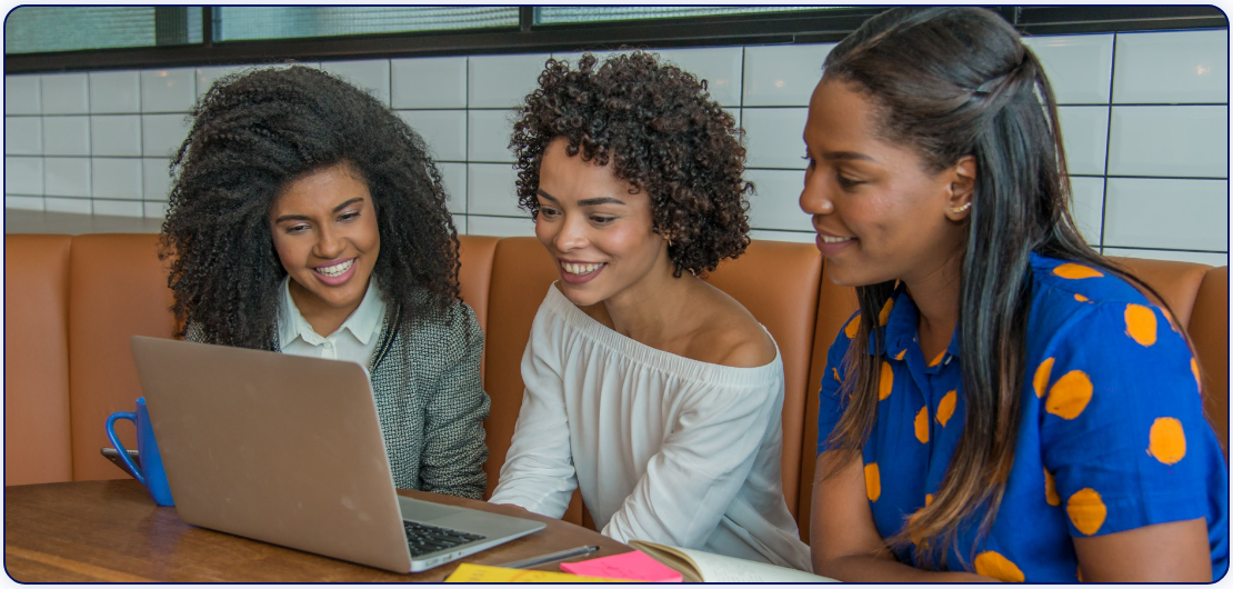 Três mulheres sorrindo para o computador